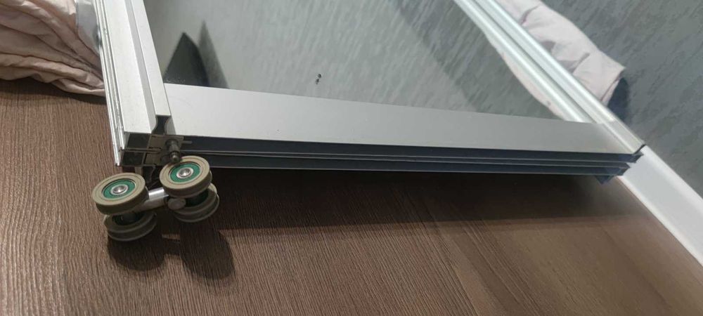 Продам дзеркальні розсувні двері-"книжка" з системою кріплення