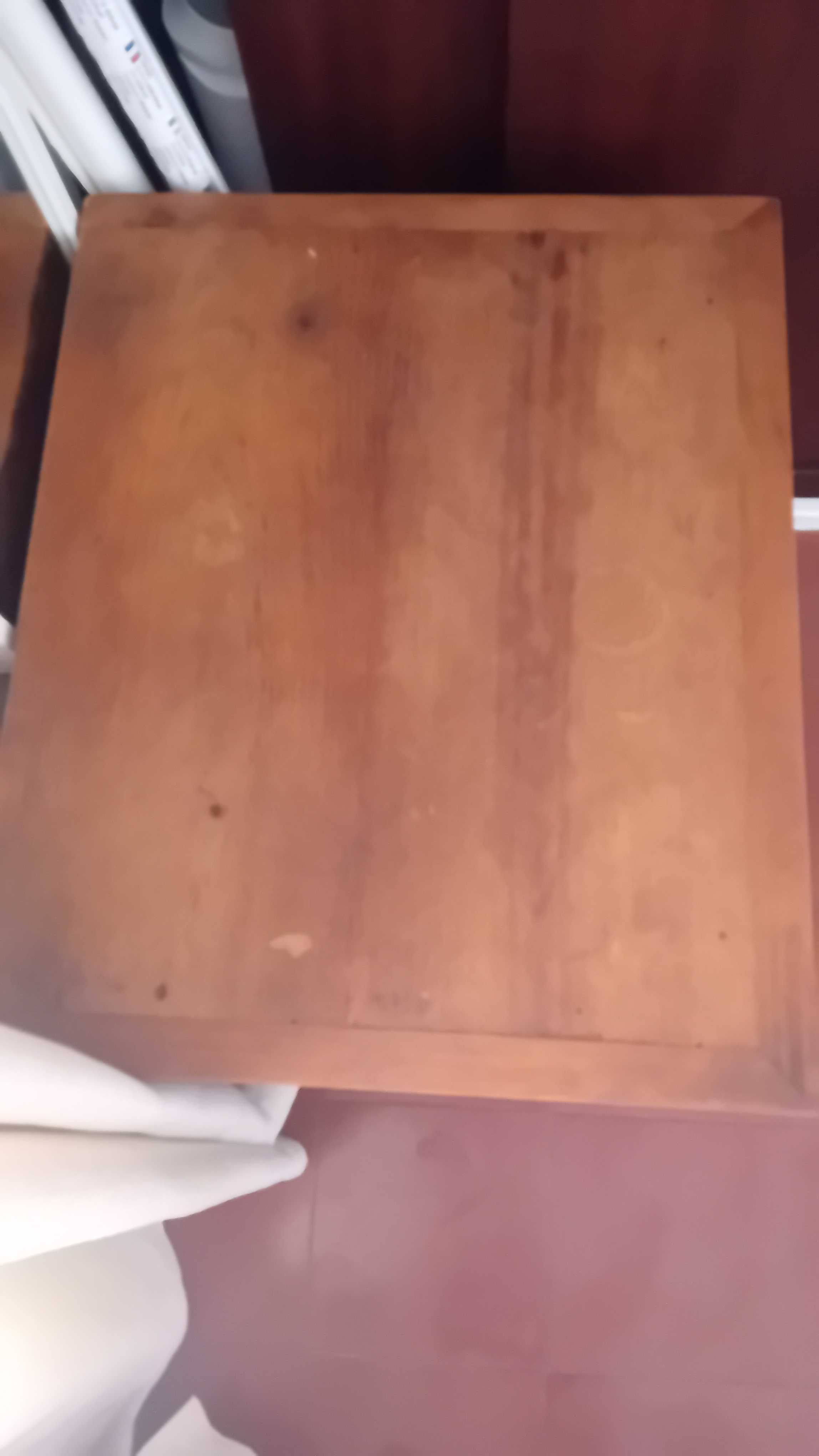 Mesa de madeira castanha