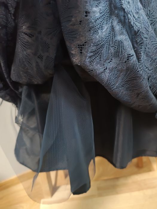 Granatowa koronkowa sukienka H&M 46