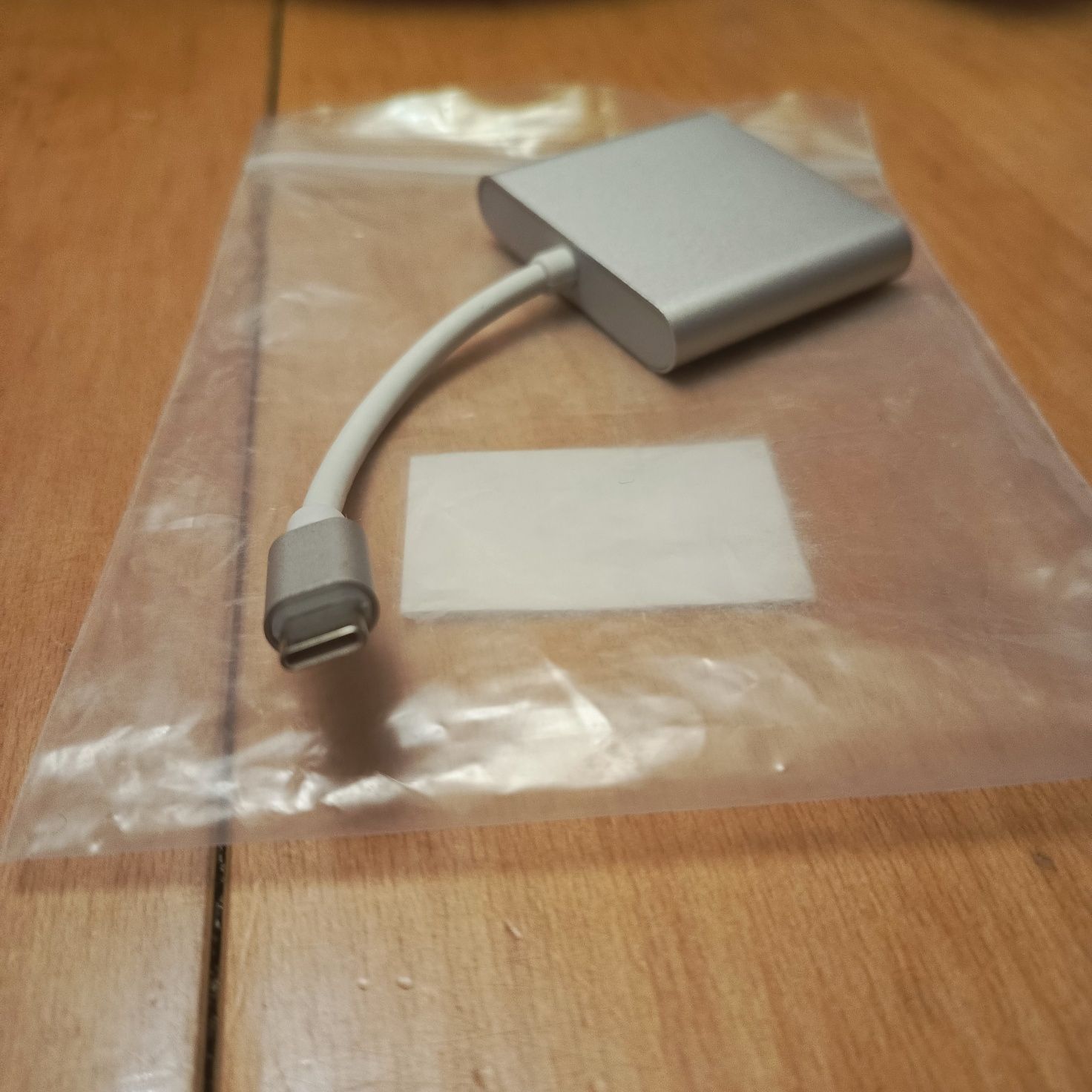 Przejściówka adapter hub 3w1 urządzenie z wyjściem USB-C.