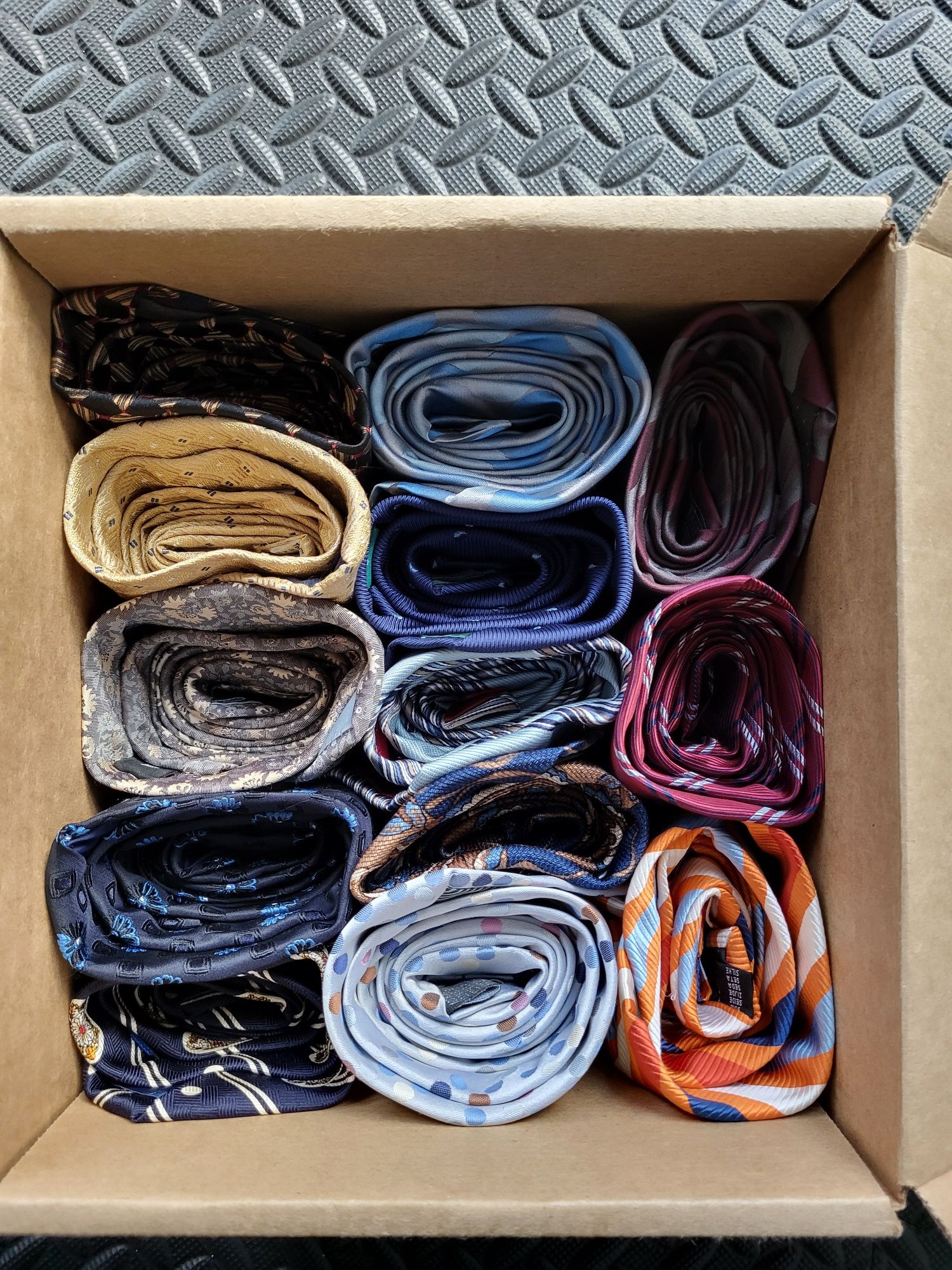 Kolekcja 13 krawatów jedwabnych