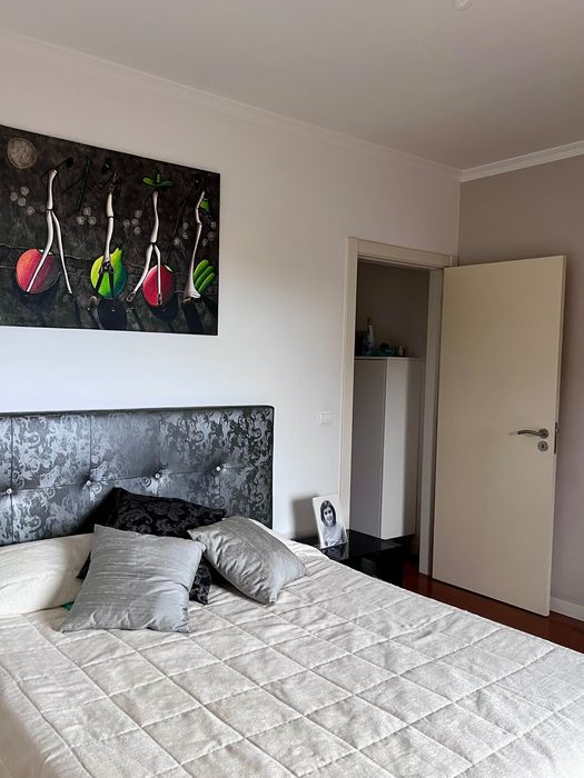 Cama de casal cinzenta