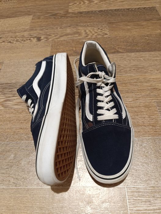 Кеди, кросівки, мокасіни, тапки.