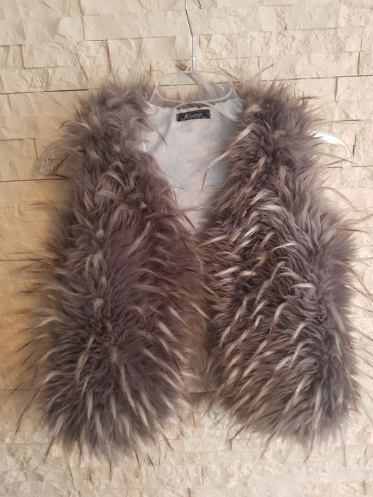 Kamizelka dziewczęca szara długi włos 
Stan bardzo dobry 
Założone  ra