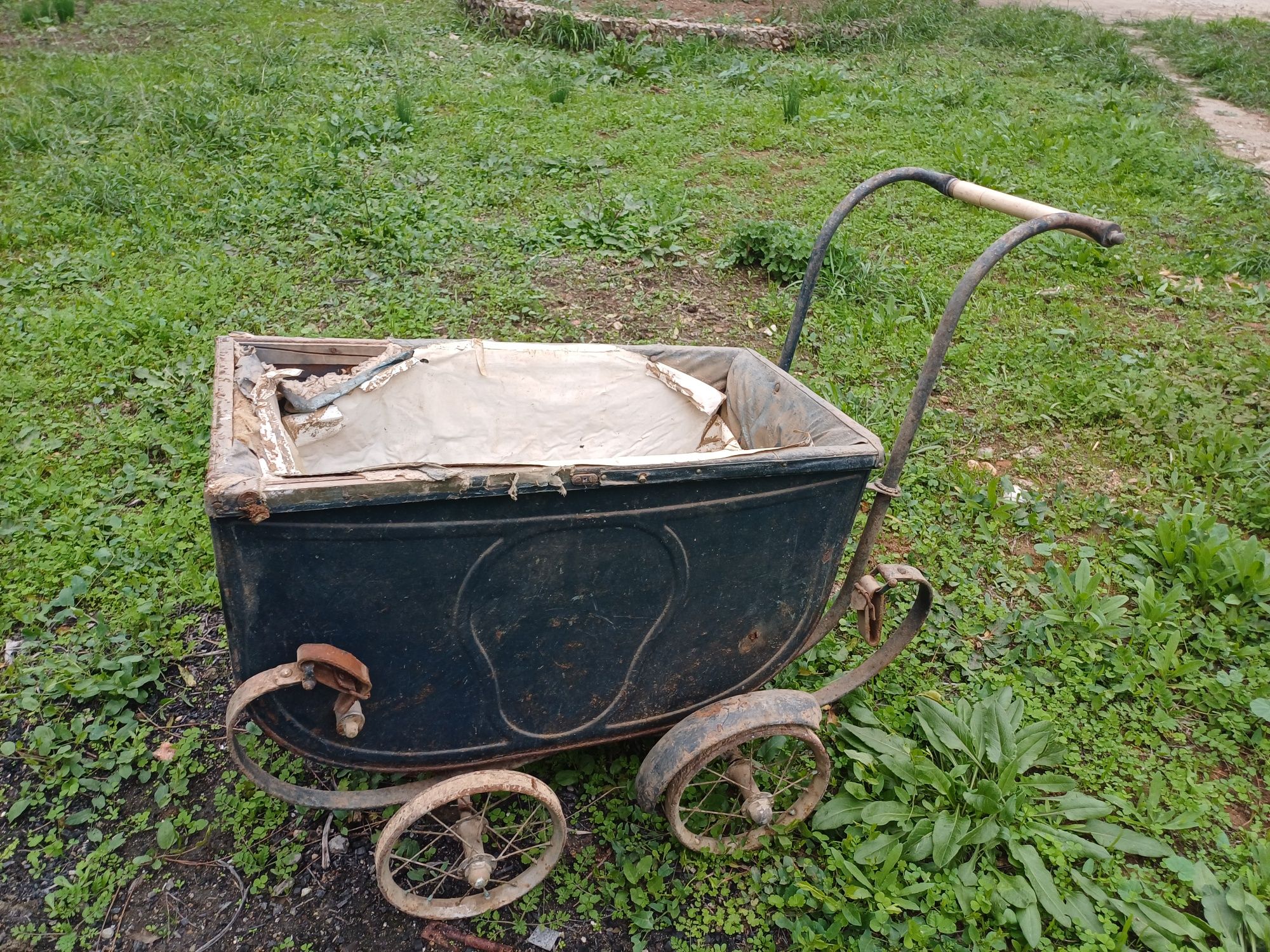 Carrinho de bebé muito antigo para restauro