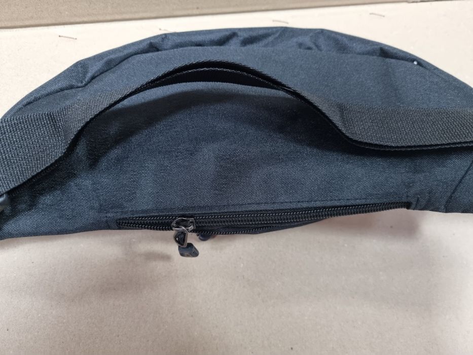 Czarna saszetka 4 kieszenie pojemna