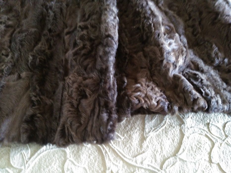 futro z łapek karakułowych greckich-brąz-tęższa,niższa osoba