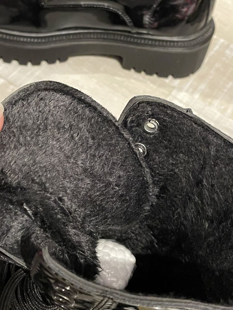 czarne buty lakierowane botki 38 ze zdobieniem perełka ocieplane