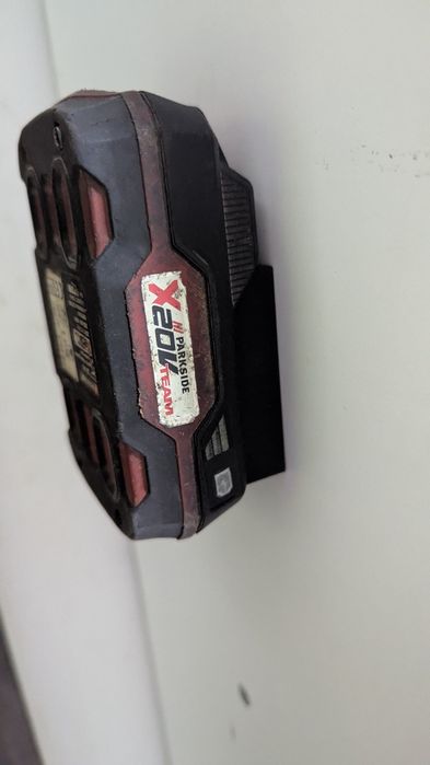 Uchwyt wieszak baterii Bosch, Makita, Parkside, Milwaukee, DeWalt