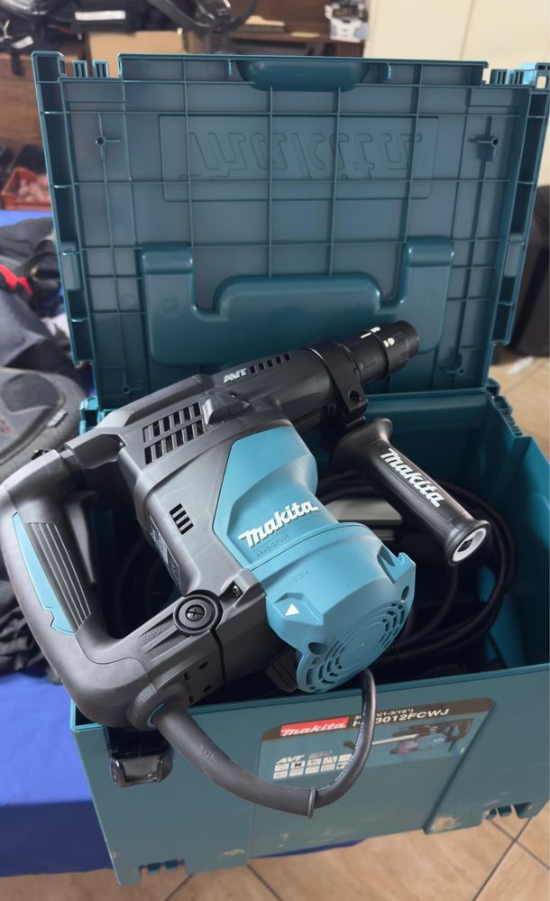 Makita Martelo Combinado HR3012FCJ(NOVO)+ aspirador
