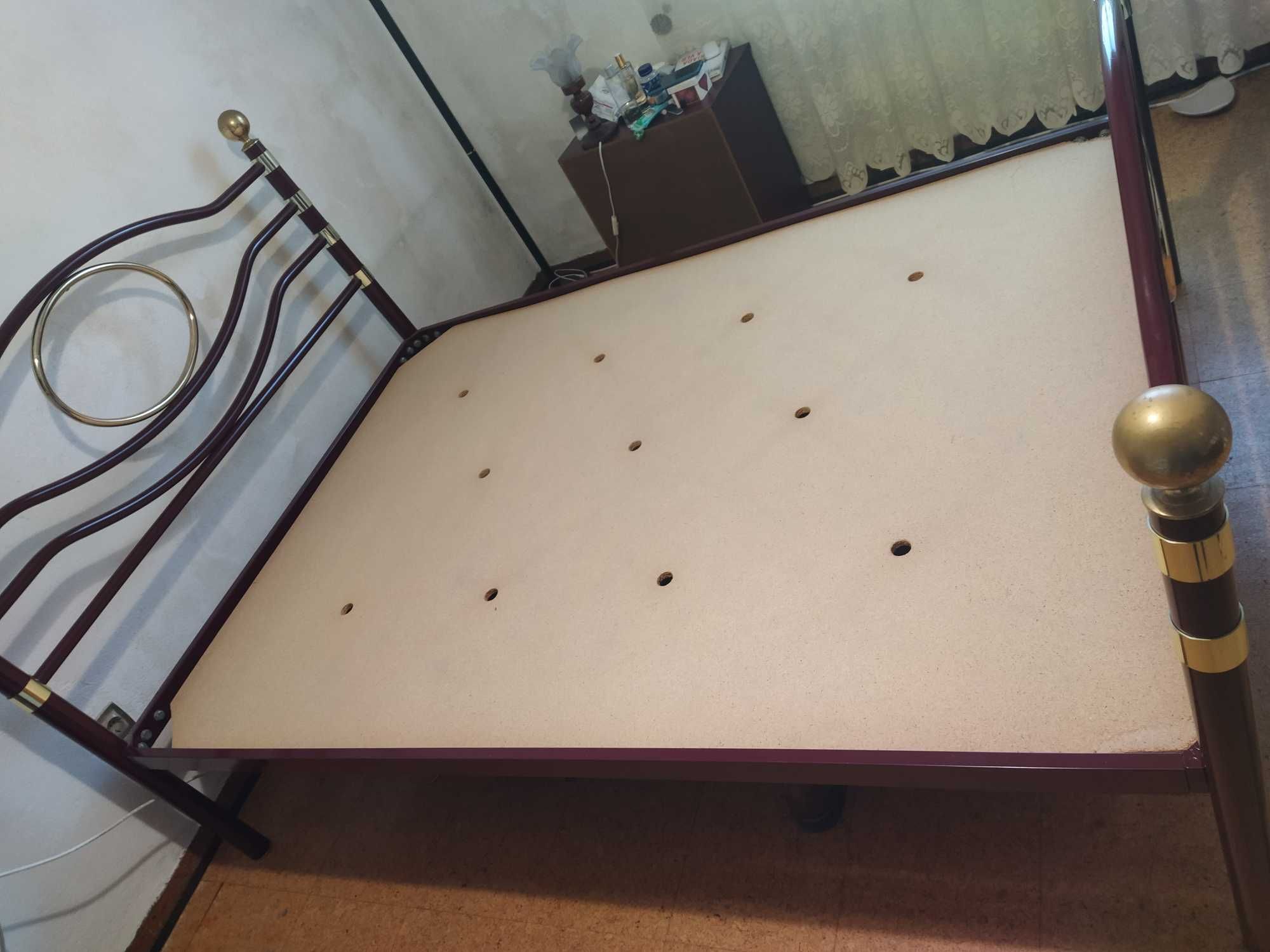 Cama de Casal em ferro com colchão e mesas de cabeceira.