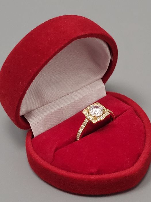 Elegancki, bogato zdobiony pierścionek zaręczynowy