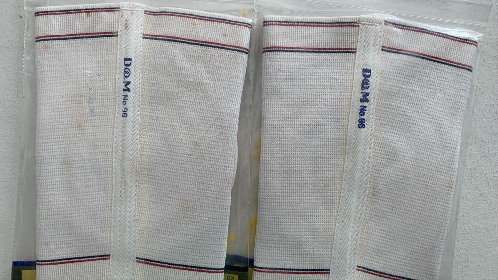 Joelheiras para Desporto novas, em cor creme com vivos vermelho e azul