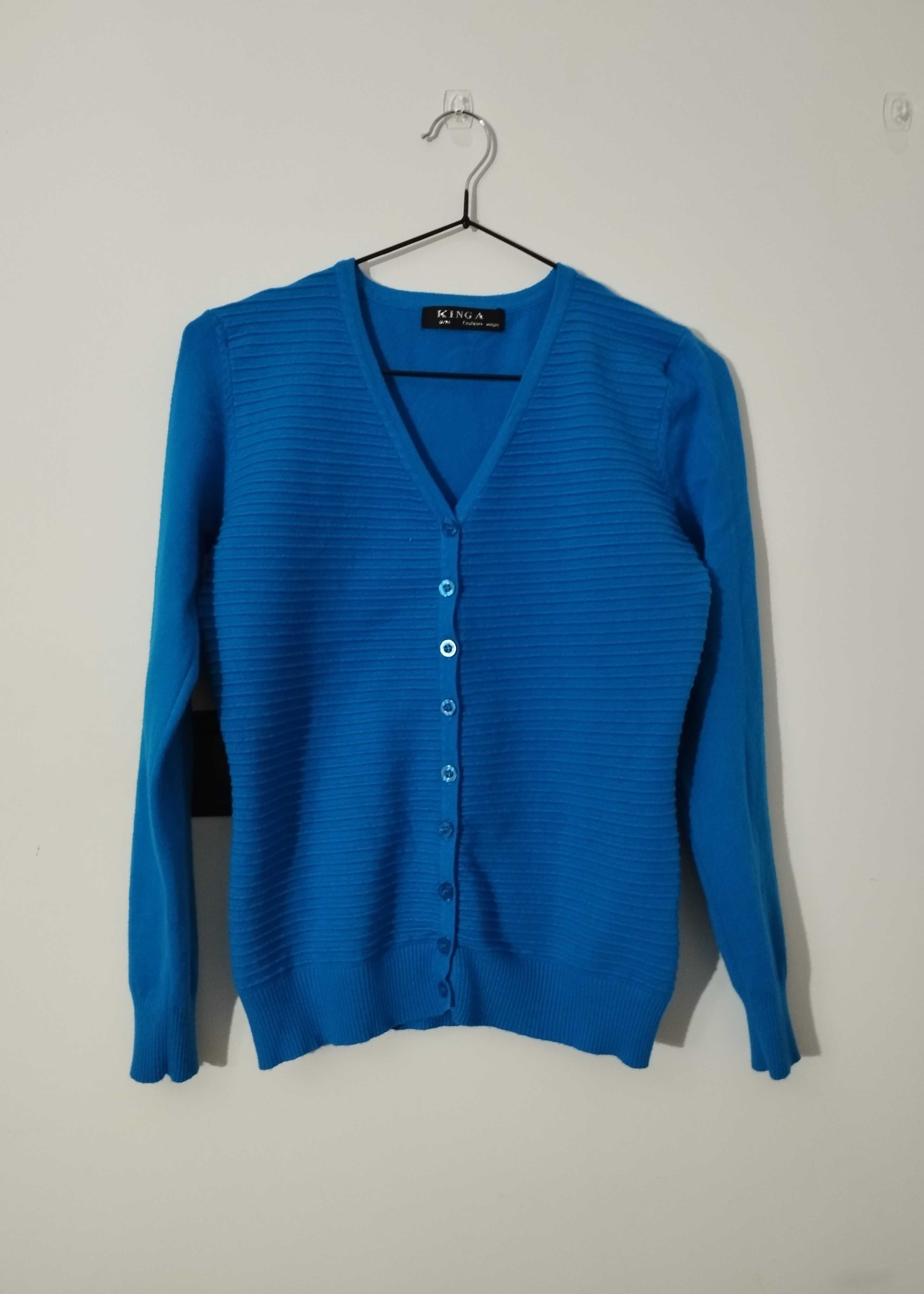 niebieski sweter