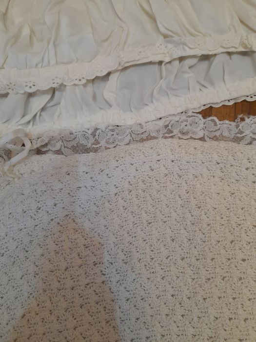 Antiga cobertura de berço composta por 3 peças.