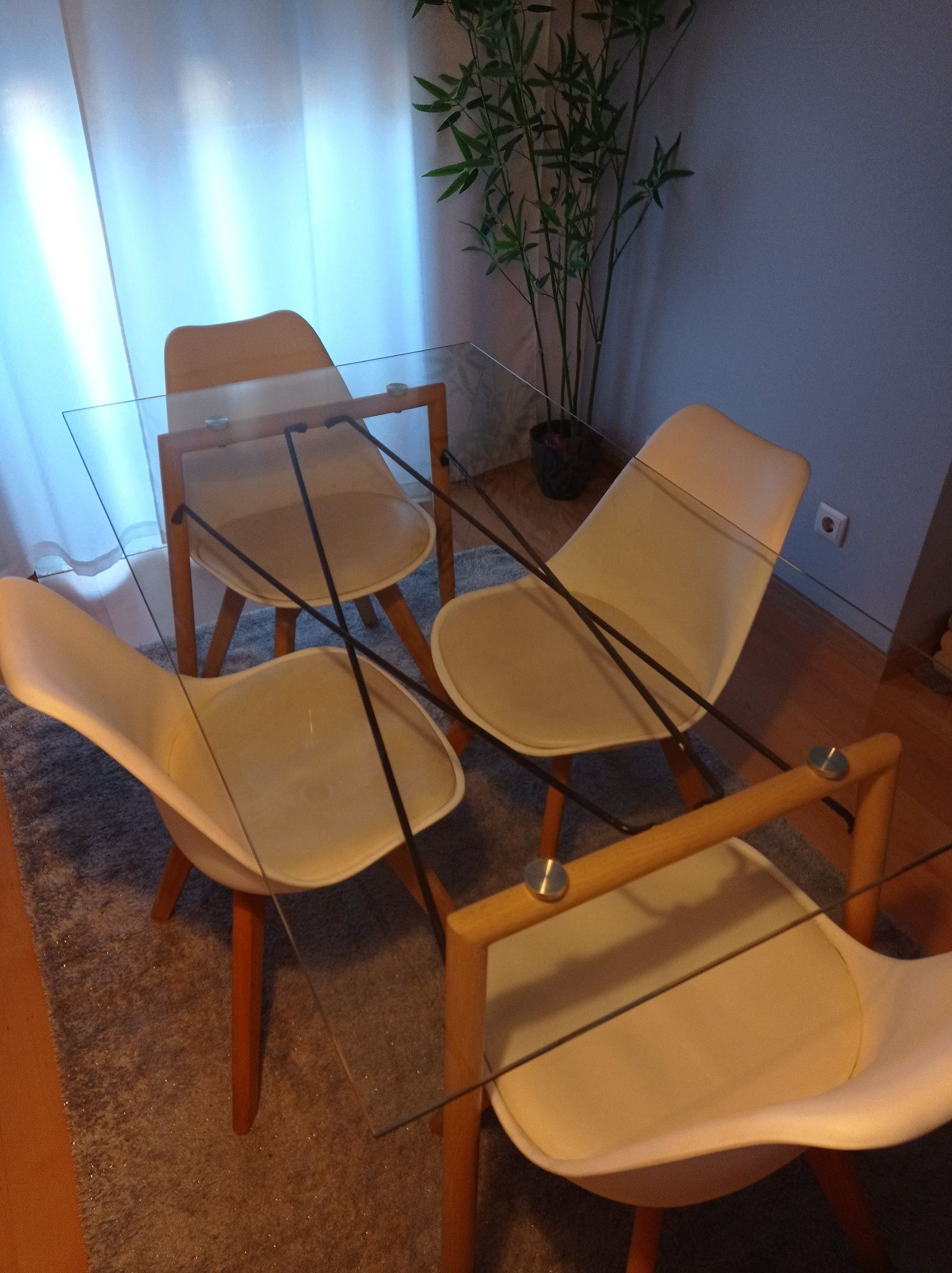 Conjunto Mesa de vidro e cadeiras