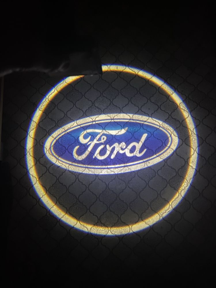 Подсветка двери, с логотипом Ford.