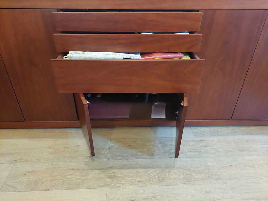 Elegante aparador em cerejeira