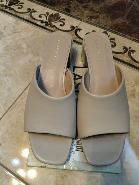 Шкіряні сльопанці, сабо Lasocki