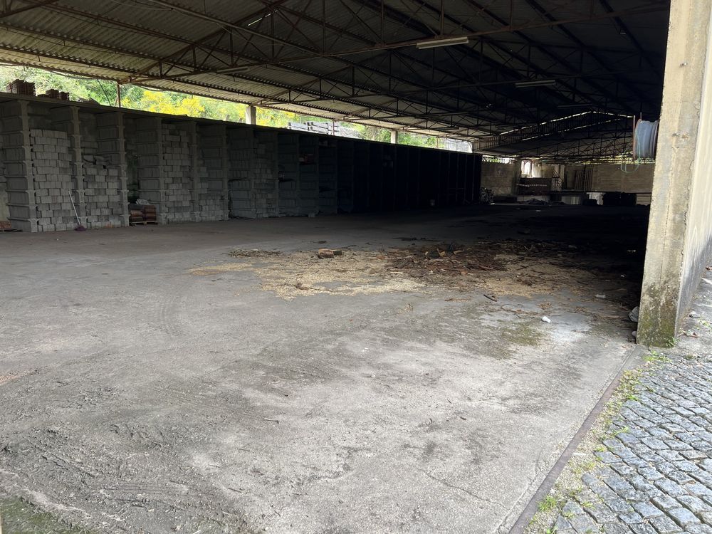 Arrendam-se Armazéns e Escritórios em parque industrial com 15.000m2