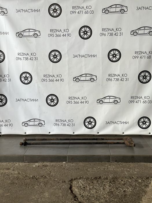 Торсіони передні (лівий,правий) Toyota Hiace довга база 1995-2010 р.