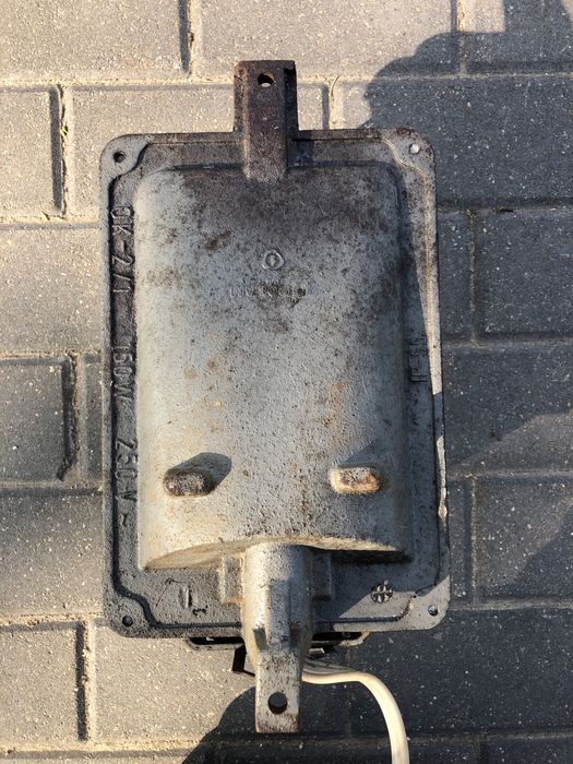 Lampa kanałowa Polam Wilkasy PRL żeliwna