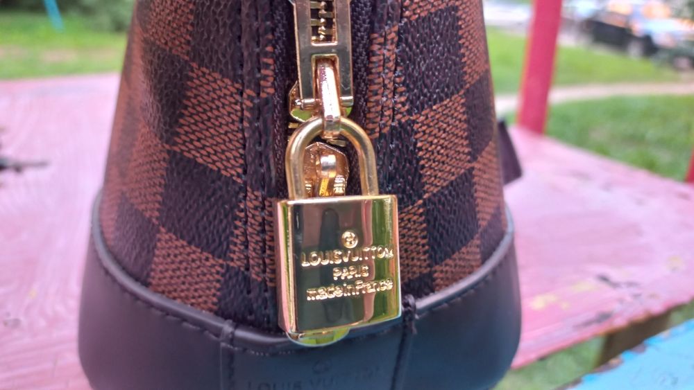 Сумка Луї Віттон Louis Vuitton з золотими аксесуарами,червона всередин