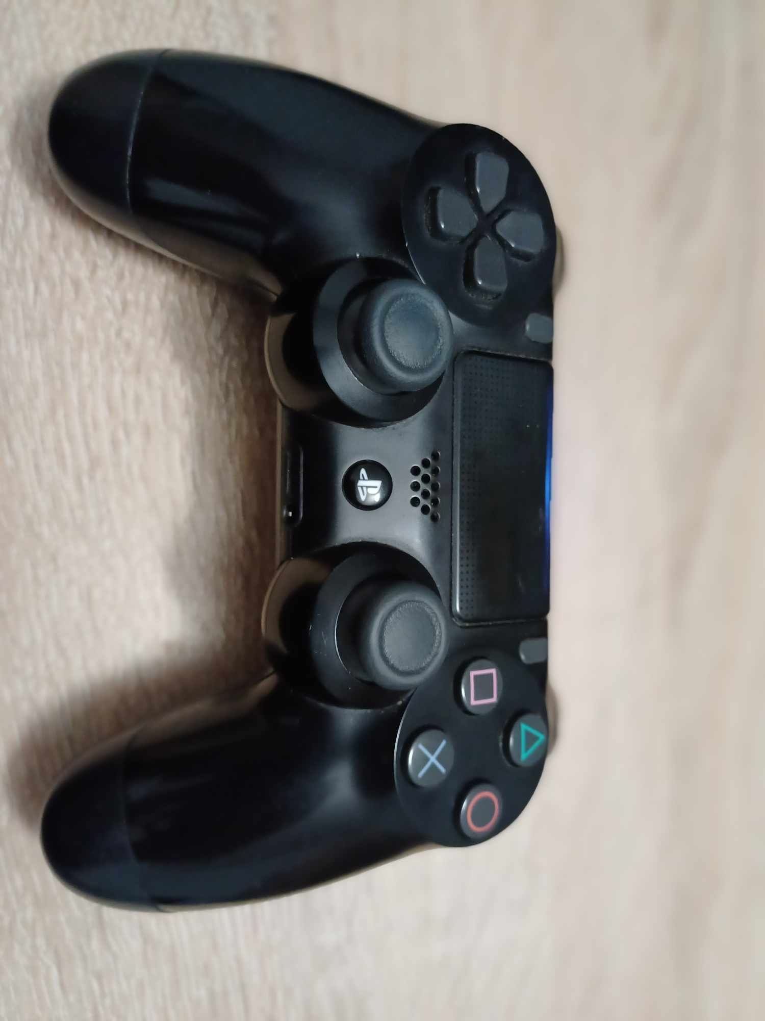 Konsola Ps 4 slim z jednym padem i 2 grami