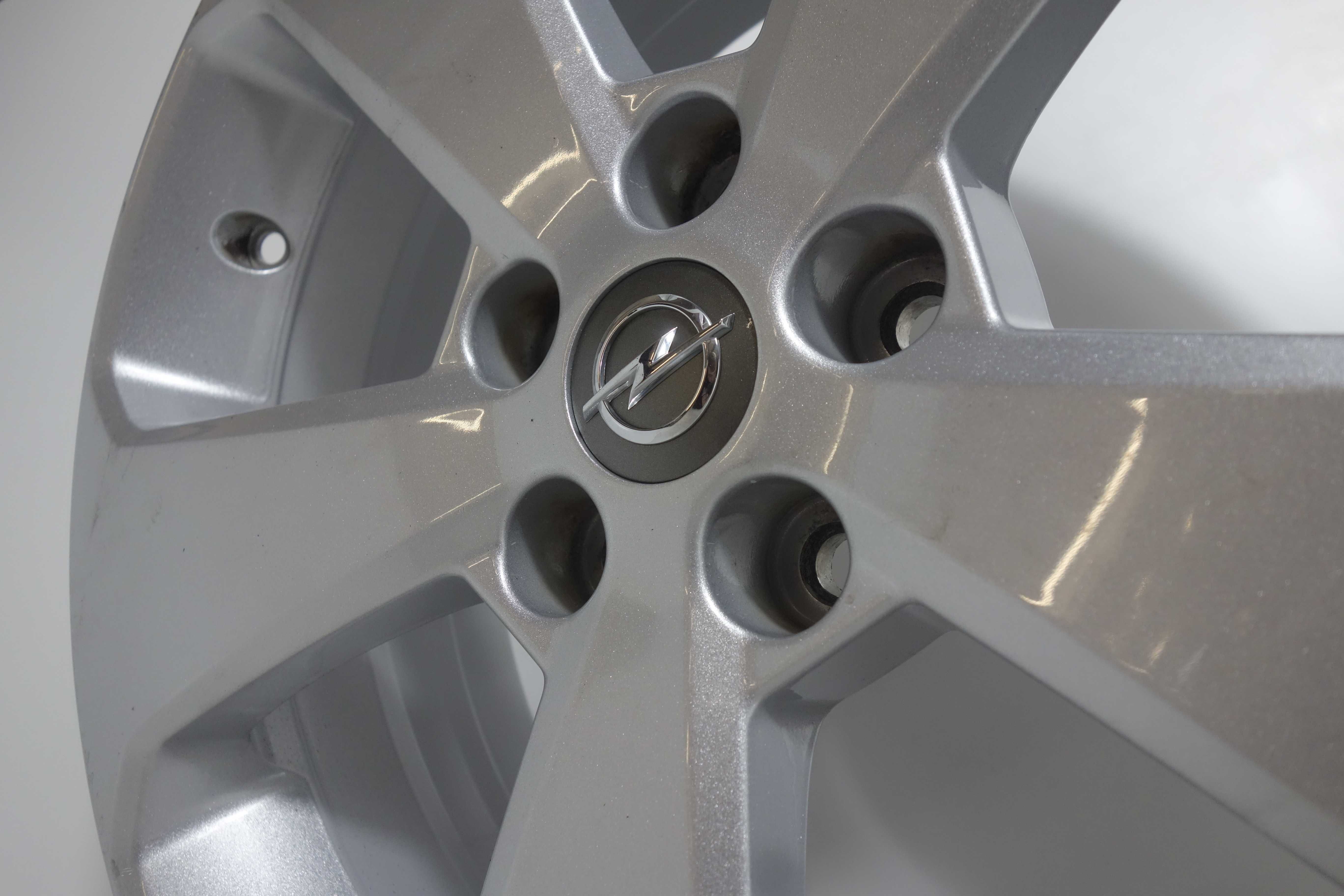 Alufelgi 17" 5x115 Opel Astra Srebrne 975