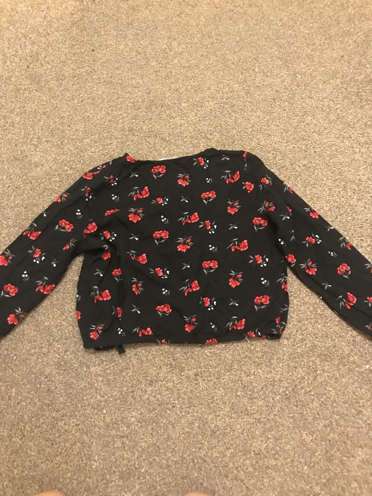 Krotka czarna Bluzka w czerwne kwiaty H&M 10-11 lat