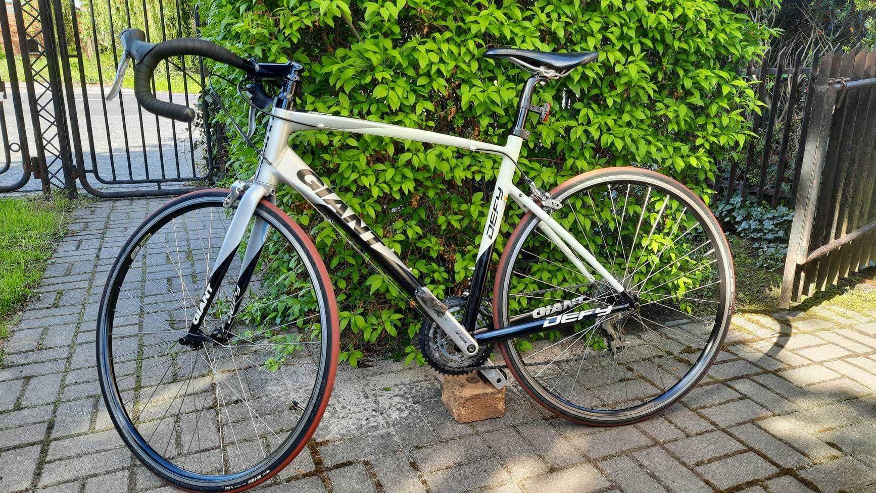 Giant defy, szosowy rower, używany, w dobrym stanie, sprzedam.