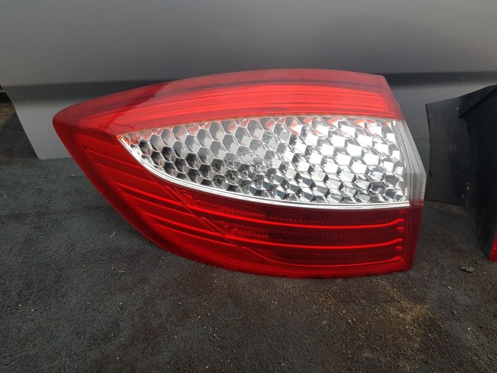 Lampy tył  lewa i prawa Ford Mondeo Mk4 kombi  eu