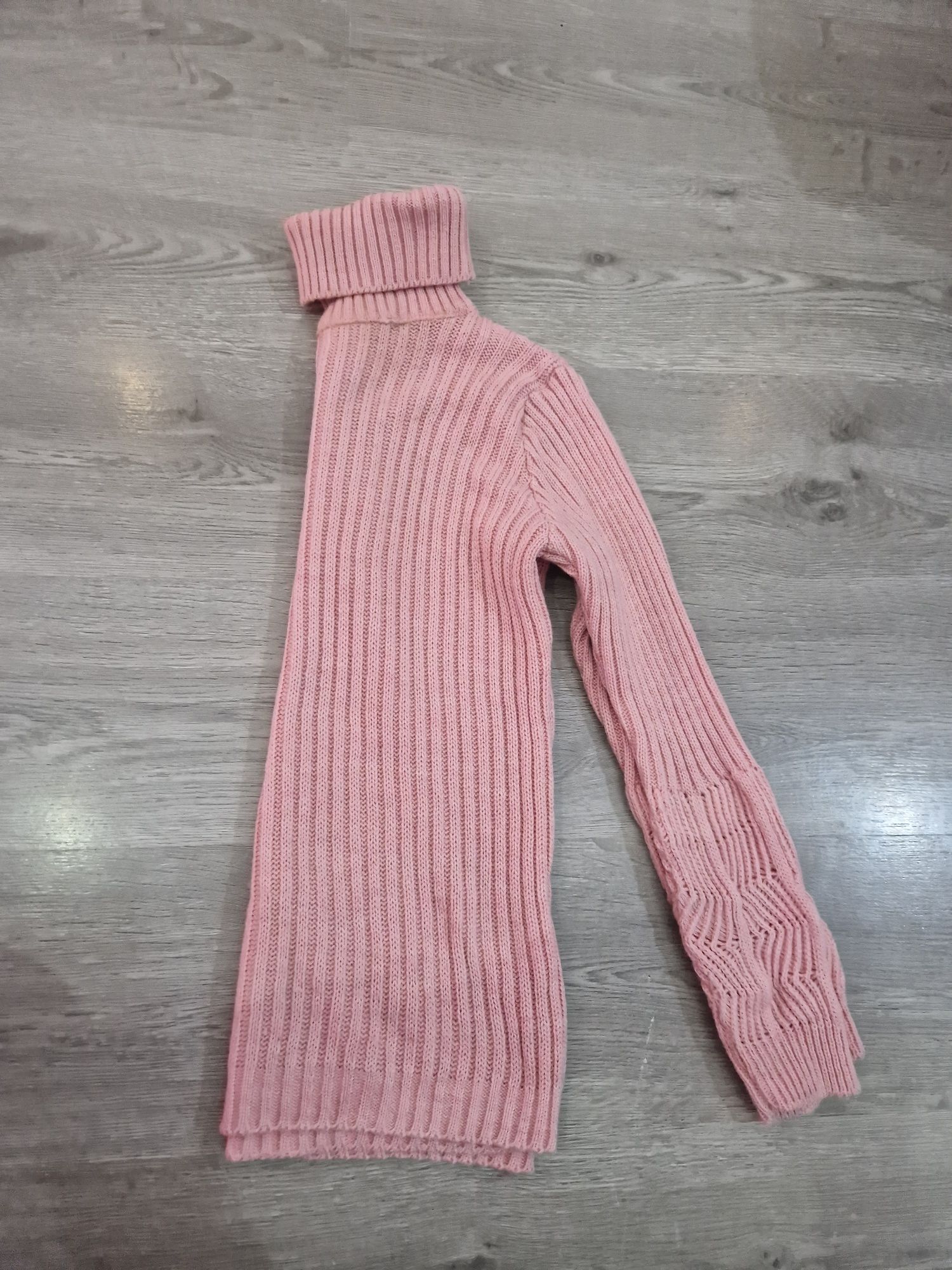 różowy sweterek z golfem