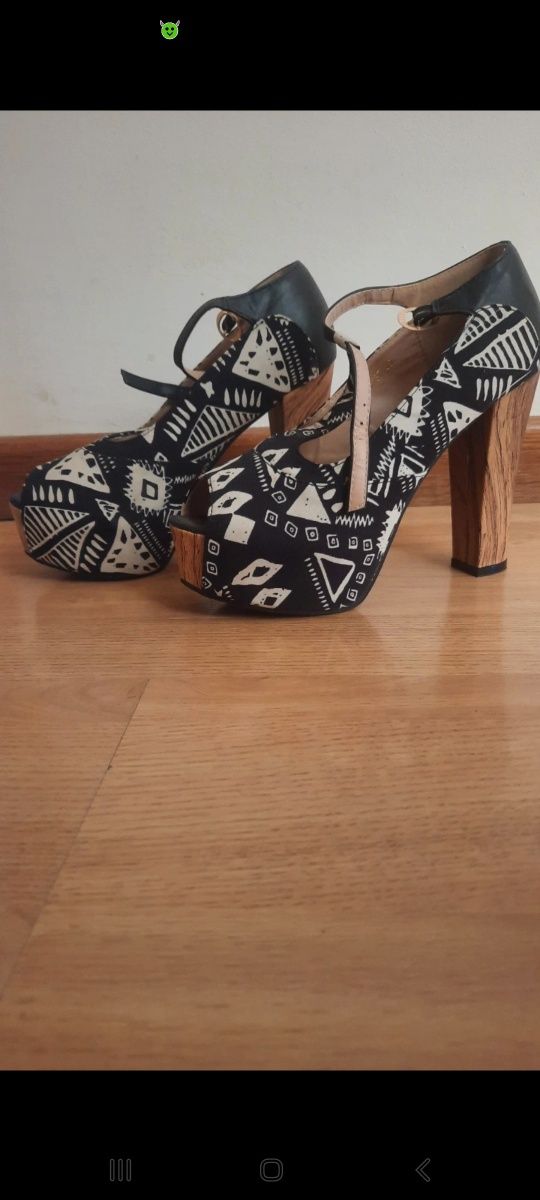 Sapatos salto alto