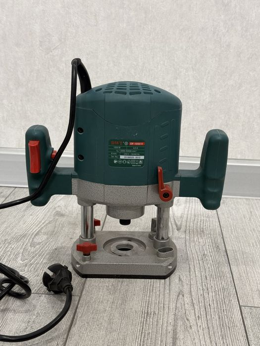 Фрезер DWT OF-1050 V