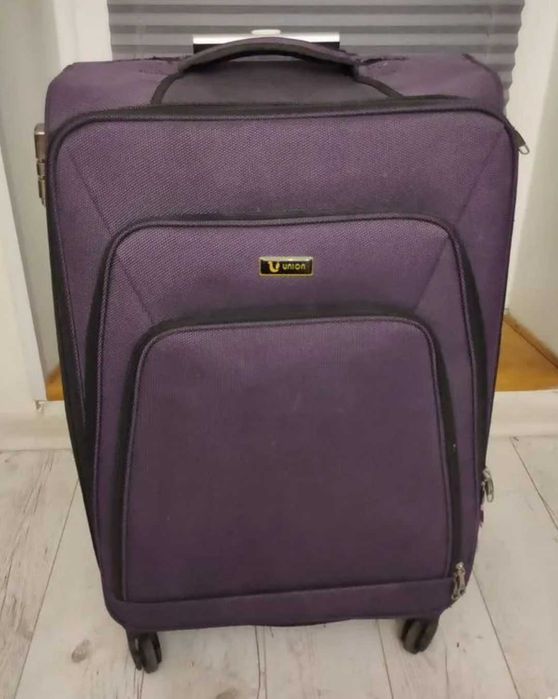 Чемодан средний на колесах