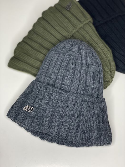 Мужская шапка теплая зимняя New Balance серая НА ФЛИСЕ с отворотом