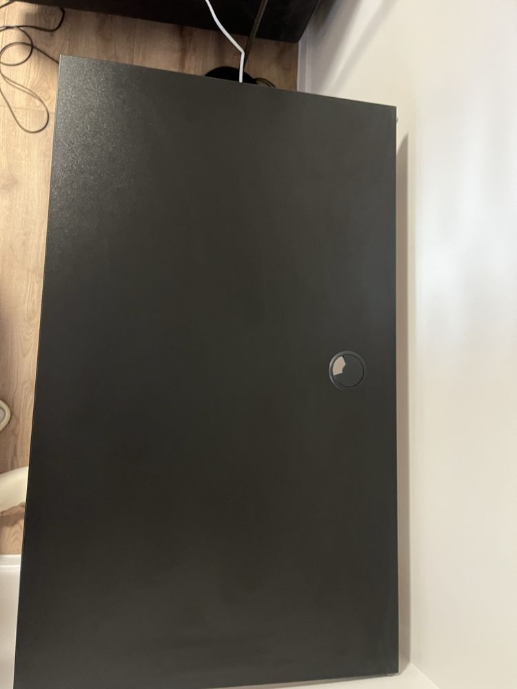 Stolik biurko pod laptopa z miejscem na kable