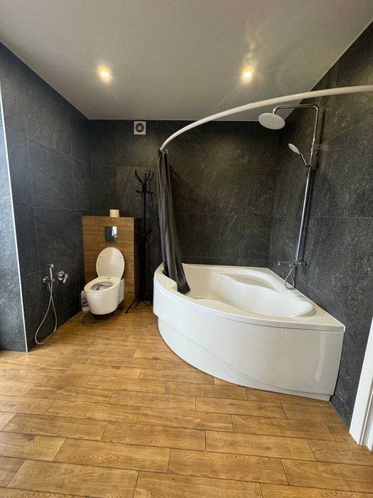 Дворівнева квартира з сучасним ремонтом, Виставка