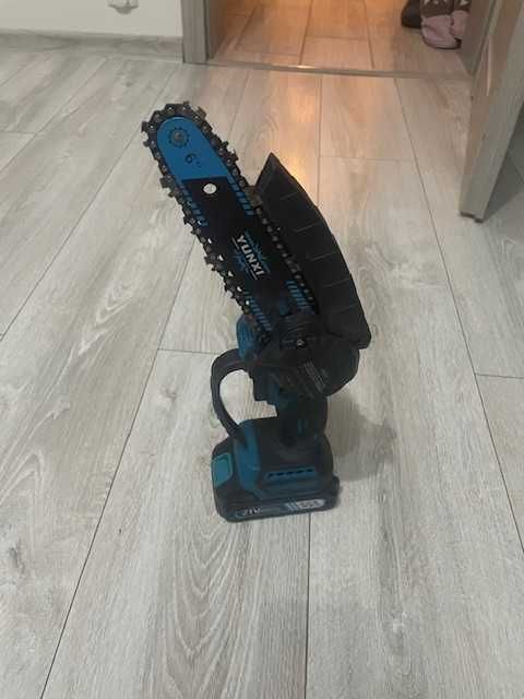Mini piła łańcuchowa do gałęzi