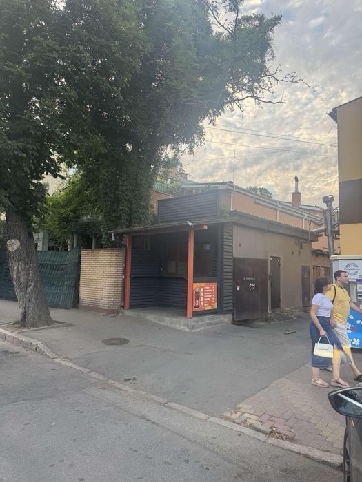 Сдается над дорогой киоск в центре города