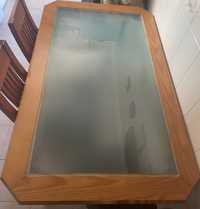 Mesa de madeira com tampo de vidro