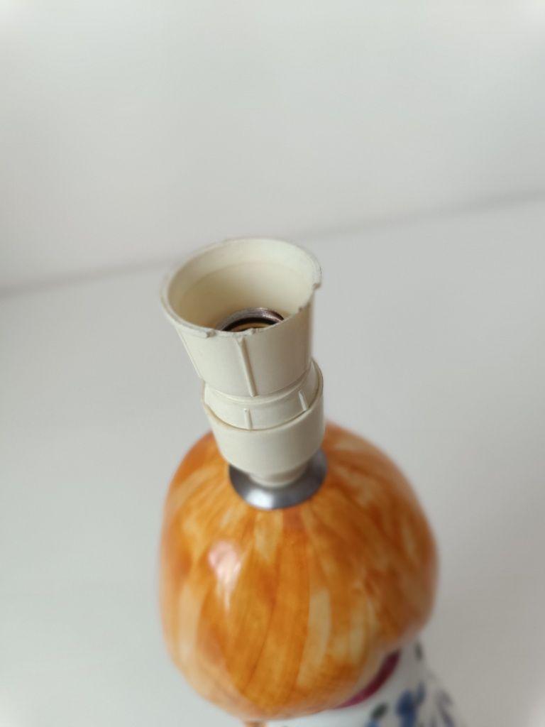 Mała lampka z ceramiczną podstawą