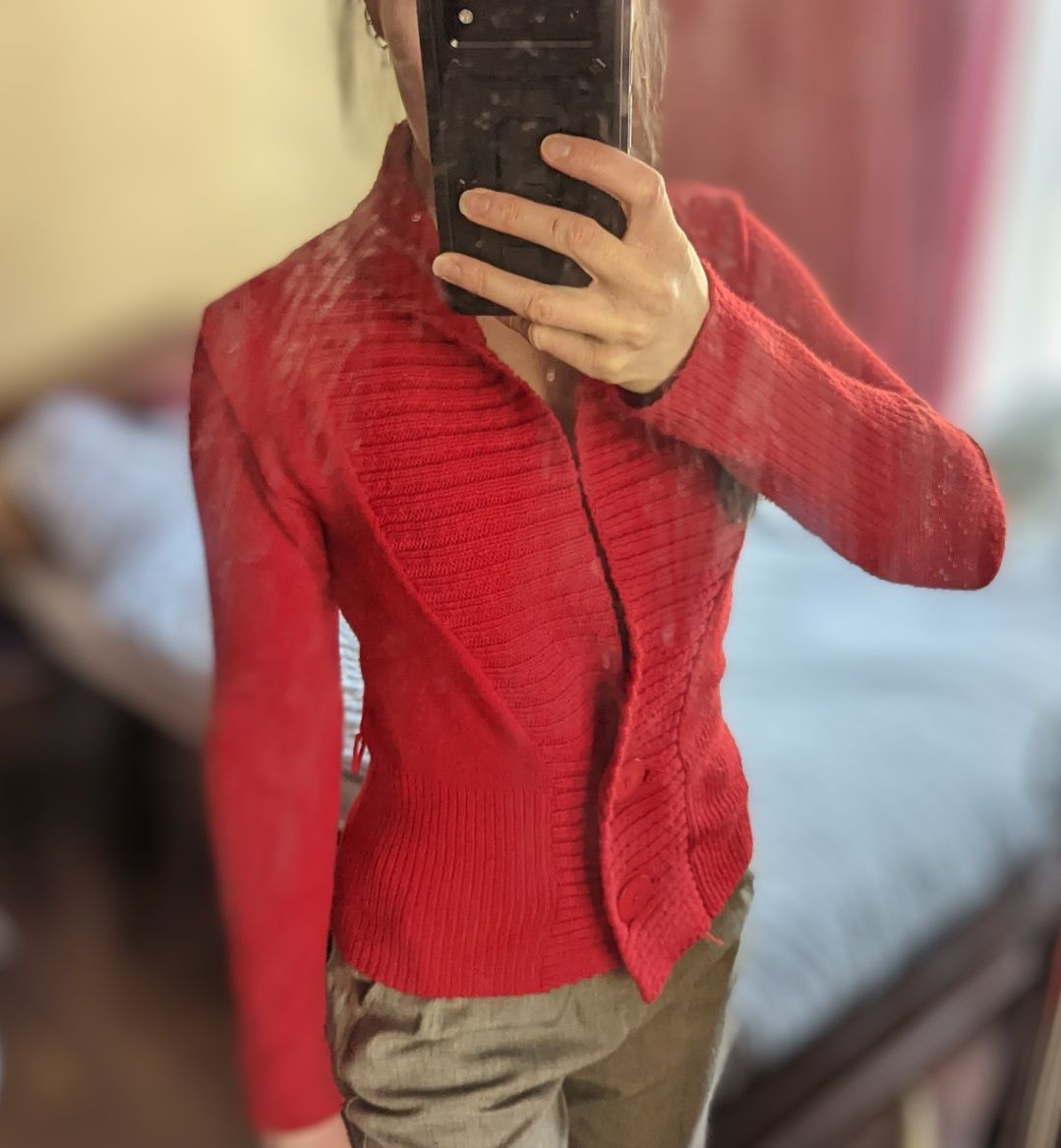 Czerwony rozpinany sweterek na guziki S