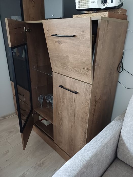 Zestaw mebli stan bardzo dobry/ dobry : stół + komoda + regał