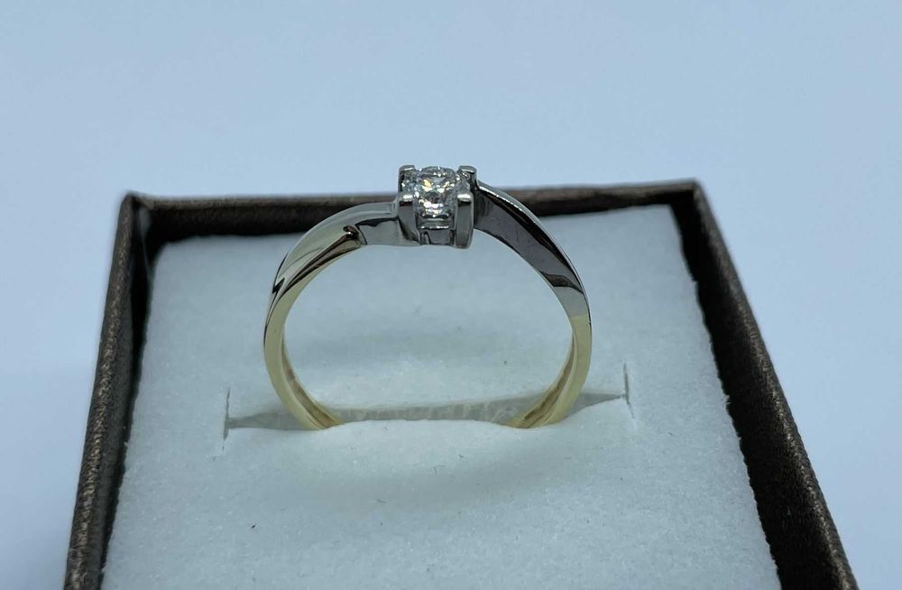 Złoty pierścionek z brylantem 0,17ct 1,66g p585 roz.11 / złoto /ST