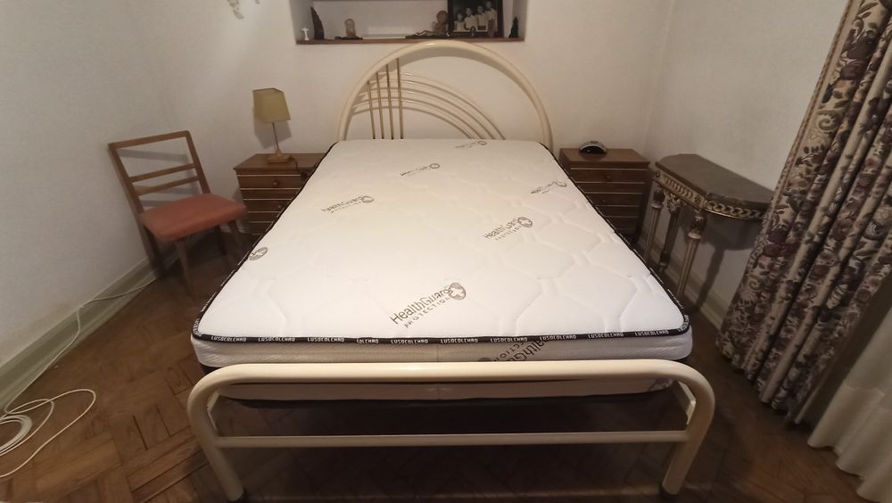 Cama com colchão e mesas de cabeceira