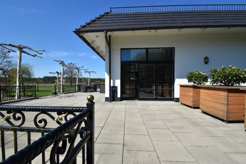 Elegancka przestrzeń do wynajęcia w dworku z trasem i ogrodem