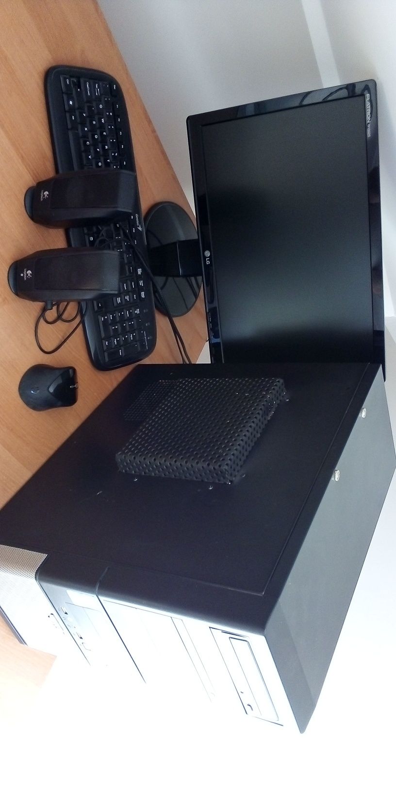 Komputer, 6 rdzeni 3,2GHz, HDD 4 TB 10000 obr/min, RAM 16GB, HDMI, DVD