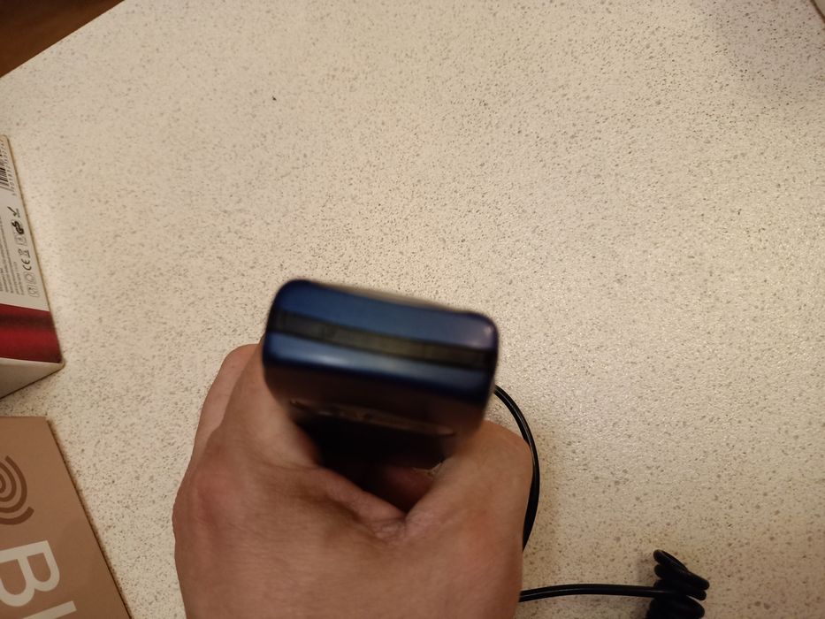 Stary telefon Nokia z ładowarką samochodową